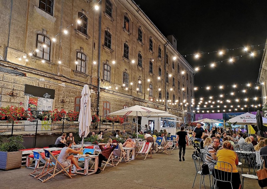 Kraków. Wieczorny klimat na Dolnych Młynów przyciąga mieszkańców i turystów [ZDJĘCIA]