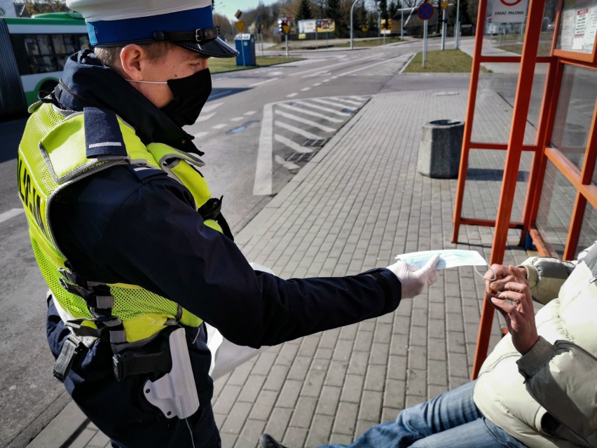 Białystok. Policjanci sprawdzali obowiązek zasłaniania twarzy w związku z epidemią koronawirusa. Zapominalscy dostawali maseczki [ZDJĘCIA]