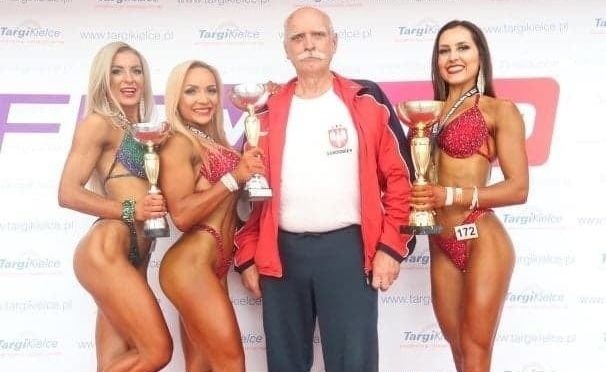 Wspaniale zaprezentowała się ekipa LKS Sandomierz na Mistrzostwach Polski w fitness i kulturystyce jakie w sobotę i niedzielę odbywały się w Targach Kiece. Po złoty medal sięgnęła Aneta Czykier, srebrny wywalczyły Dagmara Domińczak i Katarzyna Rodzik-Maliszewska. Z dobrej strony pokazali się tez panowie Piotr Walczyk i Adrian Cios, którzy zajęli wysokie miejsca. Na zdjęciu powyżej nasze medalistki z prezesem klubu i trenerem Karolem Burym.Na kolejnych slajdach piszemy o startach gwiazd z Sandomierza oraz prezentujemy zdjęcia z wstępu w Kielcach