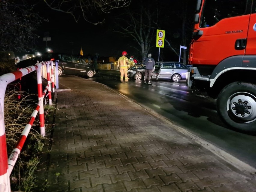 Wieczorny wypadek przy małym moście w Obornikach. Jedna osoba jest poszkodowana