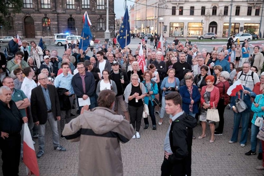 Skromna demonstracja KOD-u na placu Wolności [ZDJĘCIA]