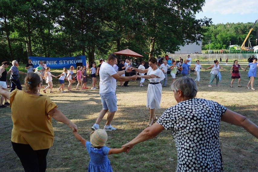 Wójt Marzena Bernat wzięła udział we wspólnych tańcach....