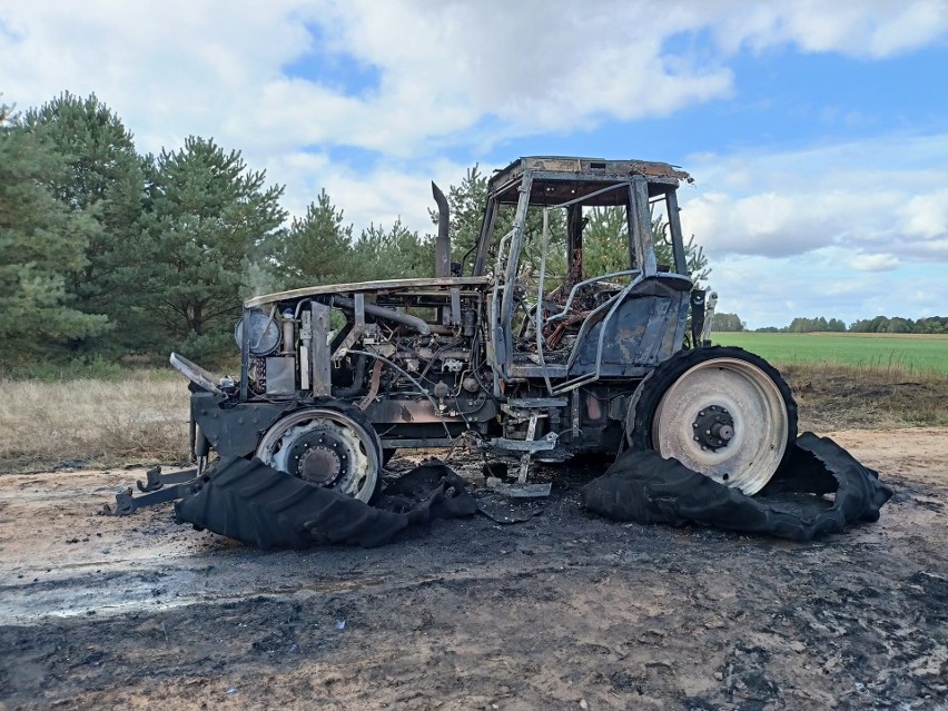 Pożar ciągnika rolniczego w Grądach. Ciągnik spłonął na polu. Do pożaru doszło 14.09.2022