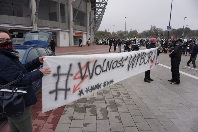 Protest motocyklistów w Łodzi. Blokada ulic na znak solidarności z kobietami ZDJĘCIA