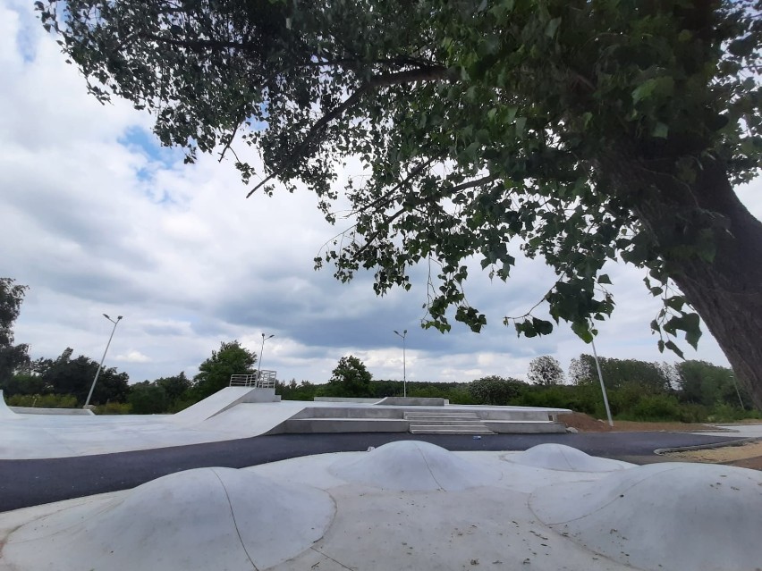 Największy skatepark w Szczecinie już w trakcie budowy robi wrażenie. Kiedy będzie gotowy? [ZDJĘCIA]