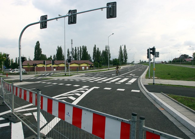 Szczecin: Droga zbudowana, ale zamkniętaPo nowej Trasie Północnej jeżdżą już samochody. Są to jednak auta pracowników budowy. Na udostępnienie drogi mieszkańcom musimy poczekać najpóźniej do końca wakacji.