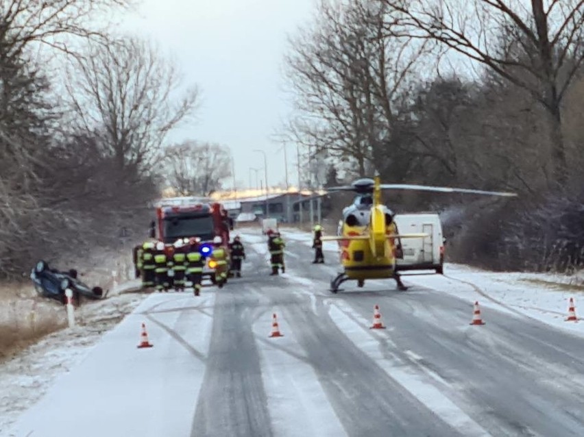 Wypadek w Koszwałach 18.03.2021 r. Samochód wypadł z drogi i dachował. 22-latkę zabrało LPR
