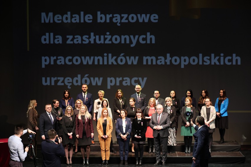 XII Małopolska Konferencja Publicznych Służb Zatrudnienia 2023. Medalami za długoletnią służbę wyróżniono 74 osoby