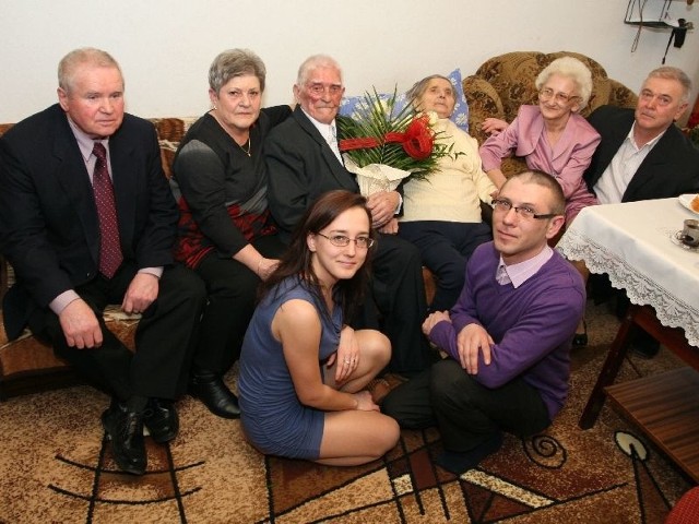 Państwo Franciszek i Alina Możdżeniowie (w środku) obchodzili niedawno 70 rocznicę ślubu. Na zdjęciu z rodziną (od lewej): zięć Ryszard i córka Jolanta oraz synowa Grażyna i syn Antoni, na dole wnuki Aneta i Hubert.