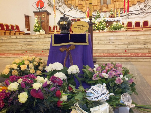 Msza św. została odprawiona w starachowickim kościele Wszystkich Świętych. Urna z prochami przed prezbiterium.