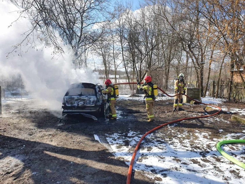 Brus. Pożar bmw i akcja strażaków. Z ogniem walczyły trzy zastępy [ZDJĘCIA]