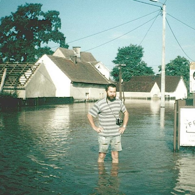 Dopiero jak się przekonałem, że woda opada, wziąłem aparat fotograficzny i zacząłem robić zdjęcia.