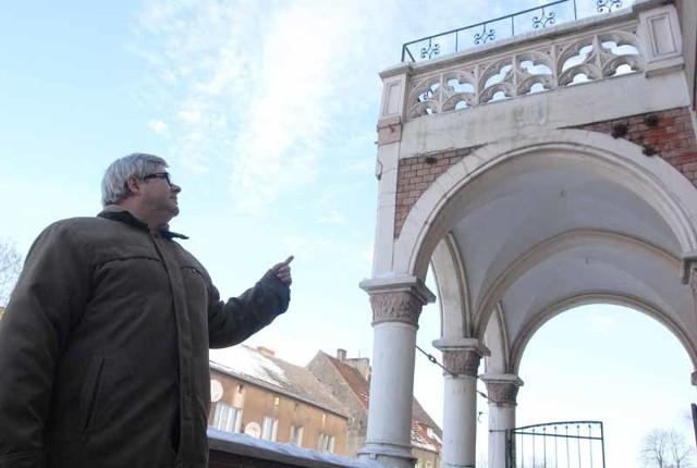 - Piękny portyk z arkadami posiada budynek Sanepidu przy ul. 1 maja - zauważa Andrzej Grupa. - Poza tym budynek wyróżnia się maswerkami o różnych kształtach, jest trójliść, czwórliść oraz tak zwany rybi pęcherz