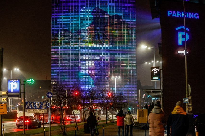 Wirujące piętra „Zieleniaka”, strzelający szampan i życzenia na fasadzie. Niesamowity sylwestrowy spektakl mappingu w Gdańsku 