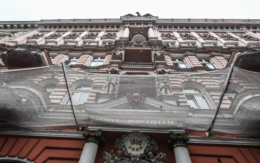 Osłony nad wejściem do hotelu "Pod Orłem" w Bydgoszczy. Czy będzie remont? 