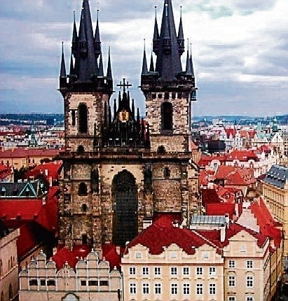 Czeska Praga, to modny kierunek przez cały rok. Ok. pięciu godzin jazdy z Katowic, ale wygodniej zostawić auto w Cieszynie i pojechać do stolicy czeskimi kolejami. Ceny pokojów dla 2 osób ze śniadaniem w hotelach trzygwiazdkowych od 100 zł.