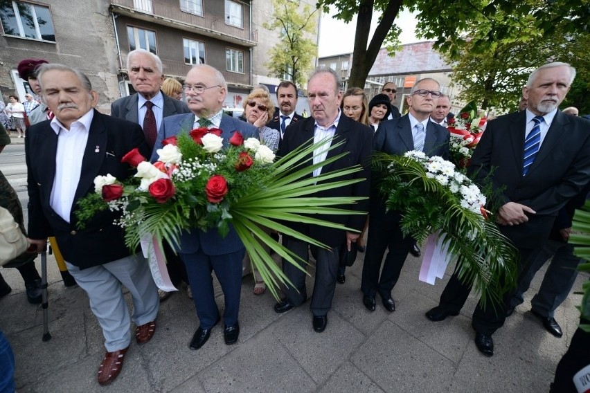 Obchody Czerwca'56: Złożyli kwiaty pod tablicą przy Bramie...