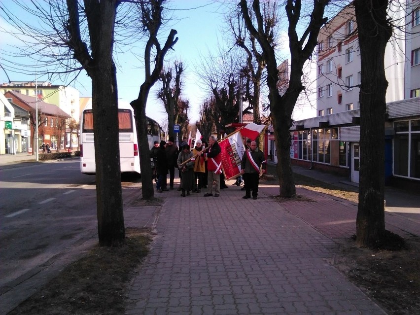 Według organizatorów w marszu miało wziąć udział około 400...