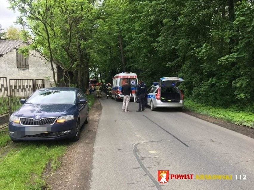 Wypadek w gminie Iwanowice. Dachowanie samochodu osobowego