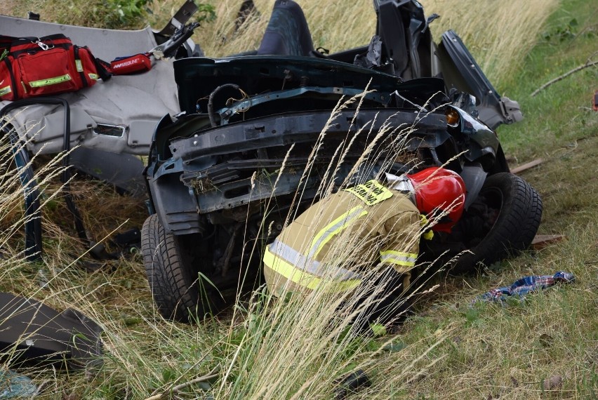 Na miejscu pracują policjanci, strażacy i ratownicy...