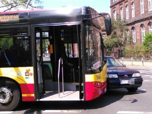 Wypadek autobusu MPK na Zielińskiego. Opel wjechał na czerwonym?