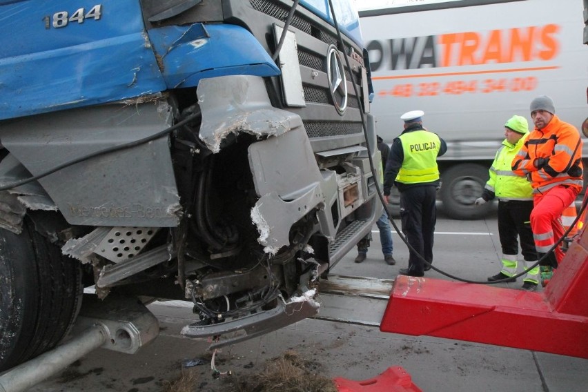 Wypadek tira wiozącego okna na autostradzie A4