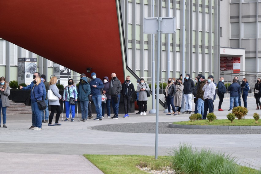 Setki ludzi w kolejce do mobilnego punktu szczepień w Kielcach! Trzeba czekać kilka godzin. Zobacz zdjęcia