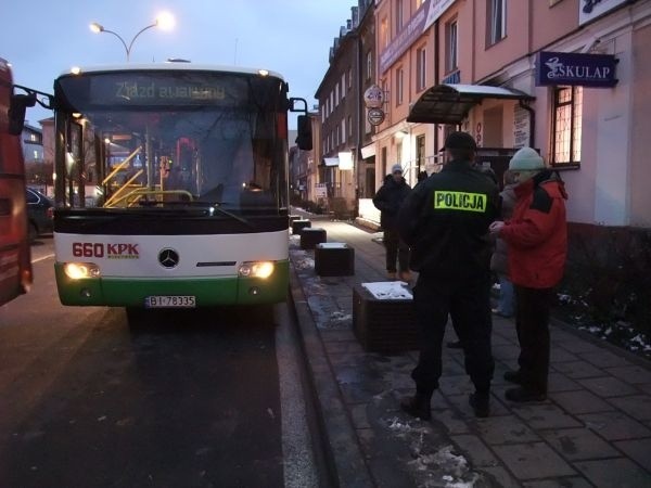 Dziecko wbieglo wprost pod kola autobusu. Zdarzenie mialo miejsce dziś (środa) ok 15.30 na ulicy Bialówny.