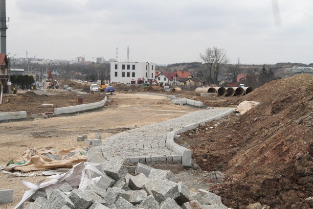 Trwa budowa włączenia nowej ulicy Pileckiego do ulicy Wrzosowej, prace zatrzymało ochłodzenie.