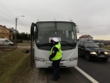 Busko: autobus z pękniętą szybą trafił na policyjny parking