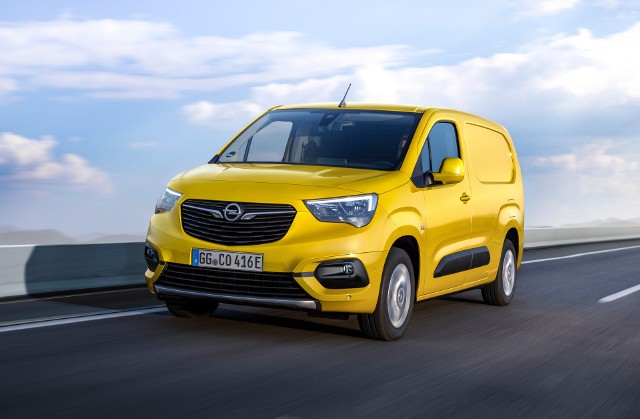 Elektryfikacja wkracza także do aut dostawczych. Opel wyposażył w elektryczne napędy wszystkie swoje auta dostawcze – małe Combo, średnie Vivaro i duże Movano. Każde z tych aut doskonale wpisuje się w potrzeby ich nabywców. Dodatkowo leasing 101% ułatwia zakup, wymianę lub rozbudowę floty pojazdów firmowych.