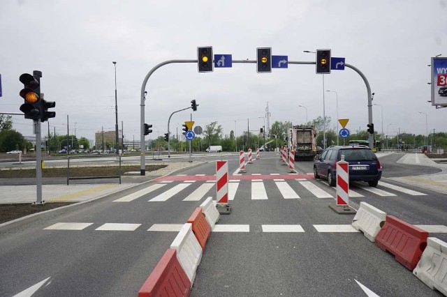 Rondo Żegrze już niedługo będzie w pełni oddane do ruchu samochodowego. W piątek, 17 maja, przed południem rozpoczęły się testy sygnalizacji świetlnej.