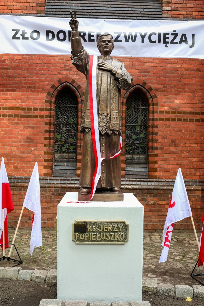 Błogosławiony ksiądz Jerzy Popiełuszko ma pomnik w...
