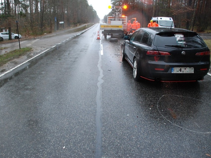 Zderzenie osobówki z pojazdem służby drogowej pod Człuchowem 30.01.2022. 24-letni kierowca w szpitalu