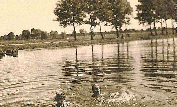 Kąpiel w stawie w dzielnicy Marczuk w 1948 roku