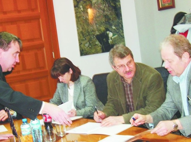 Suwalską oświatą zarządza zastępca prezydenta Marek Buczyński (z lewej). R. Borkowski (w środku) nigdy nie był pupilkiem władz. Obok niego &#8211; Czesław Wielgat, którego nominowano na 4 lata.