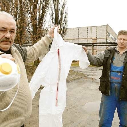 Tadeusz Kruczyński (z lewej) i Mariusz Masztalerz z Izoldachu pokazują jednorazowy kombinezon, jaki ubierać muszą pracownicy zajmujący się usuwaniem azbestu. - To naprawdę niebezpieczny związek, dlatego zachować trzeba szczególne środki ostrożności - mówi właściciel firmy.