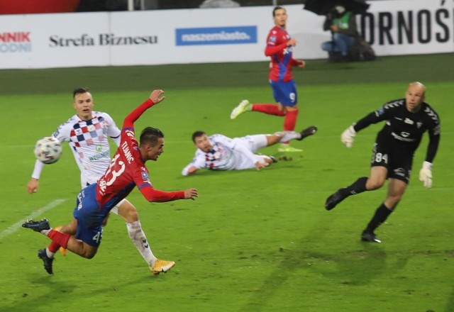 Górnik Zabrze i Raków Częstochowa grają w PKO Ekstraklasie. Raków jest liderem, a Górnik zajmuje 2. miejsce. Gdzie te kluby znalazły się na naszym TOP11?  Zobacz kolejne zdjęcia. Przesuwaj zdjęcia w prawo - naciśnij strzałkę lub przycisk NASTĘPNE