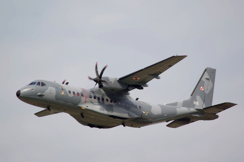 Na zdjęciu samolot transportowy CASA C-295 w barwach Sił...