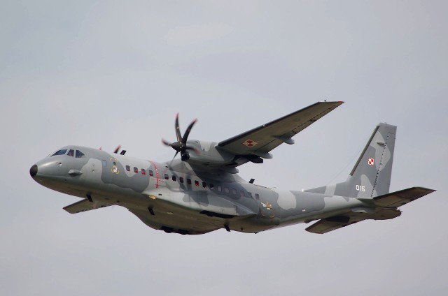 Na zdjęciu samolot transportowy CASA C-295 w barwach Sił Powietrznych RP. Zobacz, jakie inne samoloty latały w poniedziałek nad Świętokrzyskiem i okolicami.