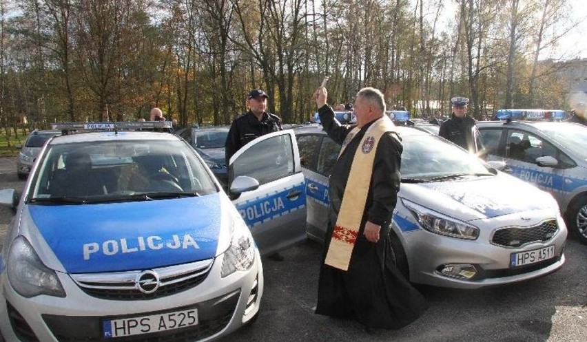 Nowe policyjne radiowozy poświęcił ksiądz Stanisław Kondrak,...