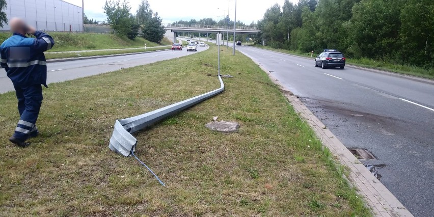 18-letni kierowca audi ściął latarnię na obwodnicy. Dzień wcześniej odebrał prawo jazdy (05.08.2019)