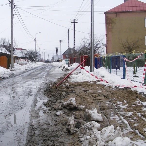 Tak wyglądają ulice w Dubinach. W końcu stycznia posypali żwirkiem, ale tu są same dołki i kałuże &#8211; mówi Władysław Wysocki.