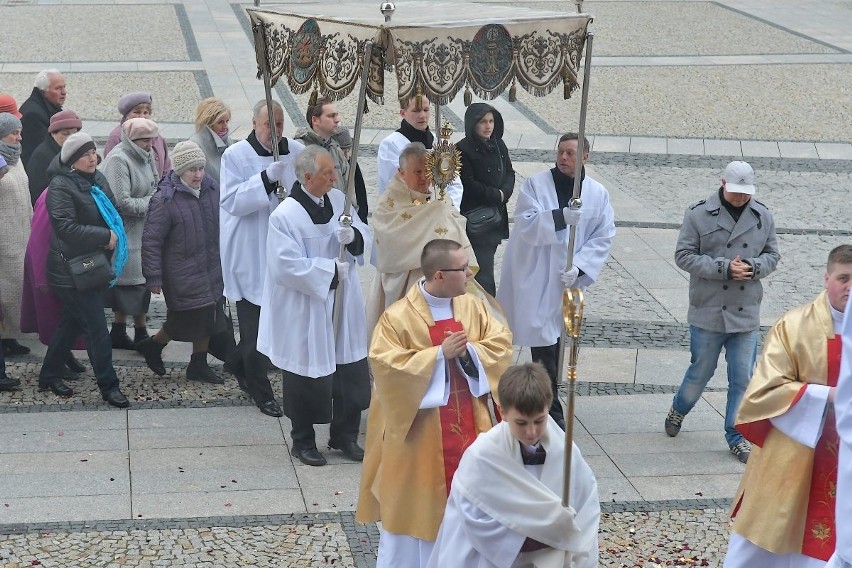 W wielkanocny poranek abp Edward Ozorowski przewodniczył...