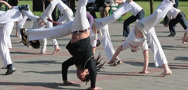 Ćwiczenie capoeiry przypomina taniec, a wykonanie wielu figur wymaga akrobatycznych zdolności. Plenerowy trening w Grudziądzu poprowadził Mastre Rey (w czarnej koszulce), brazylijski mistrz tej dyscypliny.