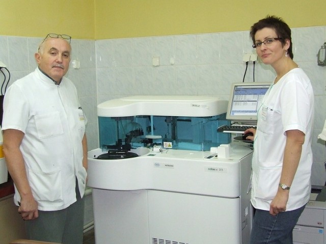Piotr Jankowski, kierownik laboratorium i Iwona Kuhn, diagnosta przy analizatorze biochemicznym