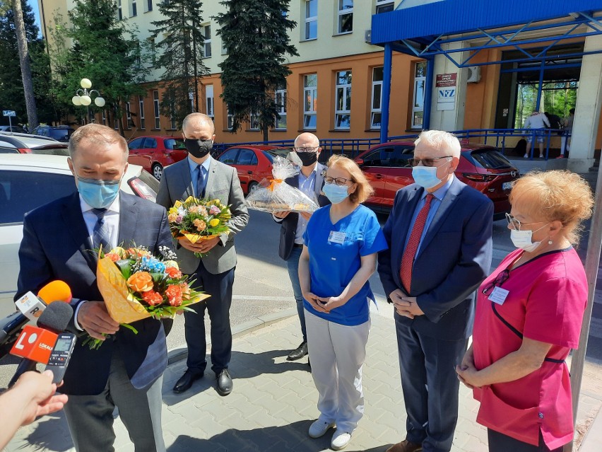 Święto pielęgniarek i położnych w powiecie ostrowieckim. Były kwiaty, słodkości i chwile wzruszeń (ZDJĘCIA) 