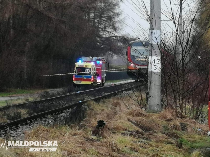 Na przejeździe kolejowym w Kętach pod kołami pociągu zginęła...