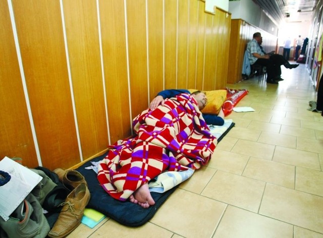 Pracownicy PKS Białystok sześć dni prowadzili głodówkę w pomieszczeniach hoteliku dla kierowców przy ul. Monte Cassino. Jeszcze wczoraj dołączali do nich kolejni. Z powodu złego stanu zdrowia dwóm związkowcom lekarz nakazał przerwanie głodówki.