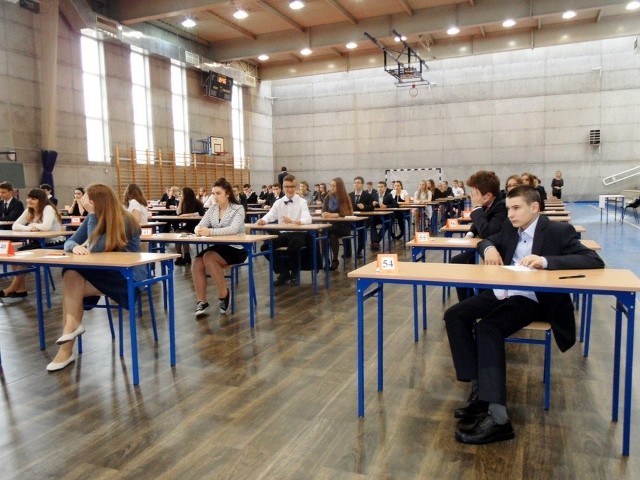 Uczniowie Gimnazjum nr 1 w Lublińcu na luzie podchodzą do egzaminu